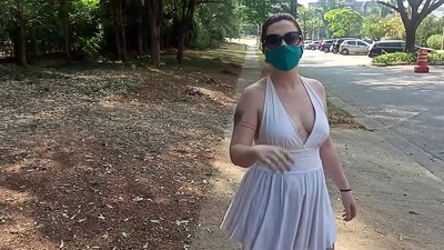 Iepenbiere neakenens: in famke út Ruslân besiket har klean út te dwaan yn 'e strjitten fan Rio de Janeiro. Se waard hast oppakt.