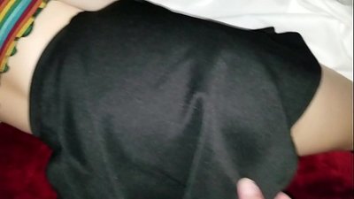 Sliepende jongfaam skoalfamkessuster krijt har strakke kont mei har fingers