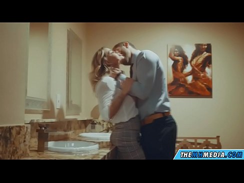 ❤️ As in busty blonde jo ferliedt yn in iepenbier toilet Moaie porno by wy ❌️❤